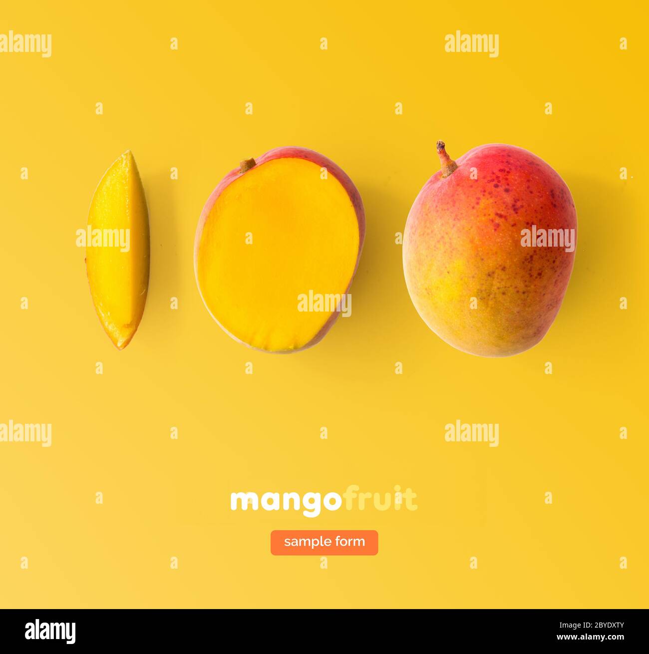 Layout creativo fatto di mango. Disposizione piatta. Concetto di cibo. Concetto macro. Sfondo giallo. Foto Stock