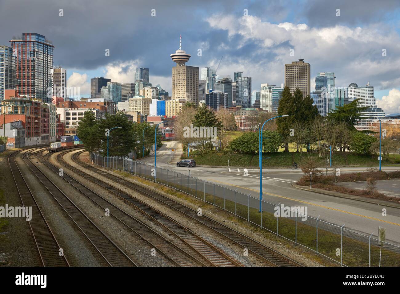 Skyline e binari ferroviari del centro di Vancouver. Skyline del centro di Vancouver con linee ferroviarie che spostano pendolari e merci in città e fuori. Inglese Foto Stock