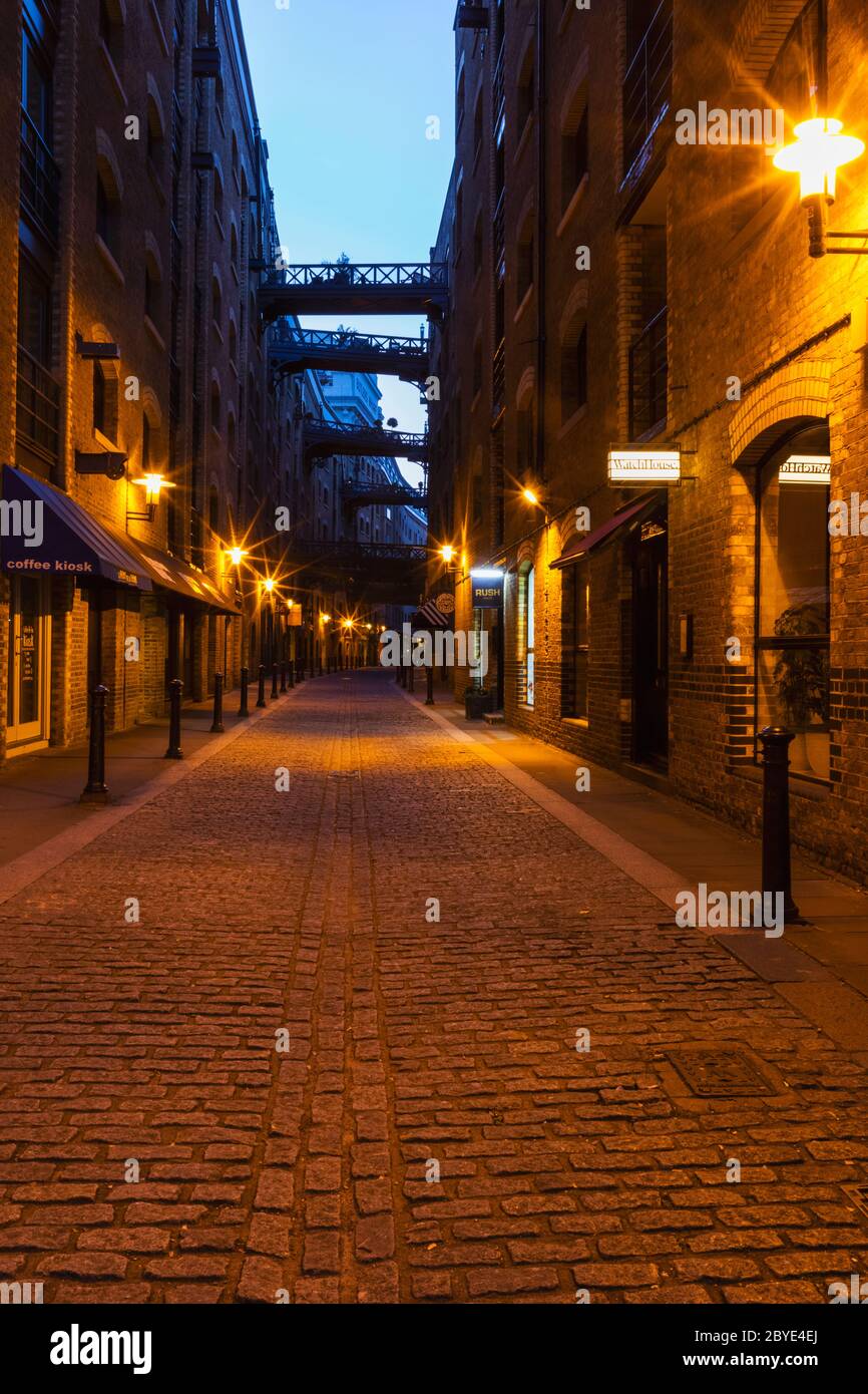 Inghilterra, Londra, Southwark, Butlers Wharf, Shad Thames di notte Foto Stock