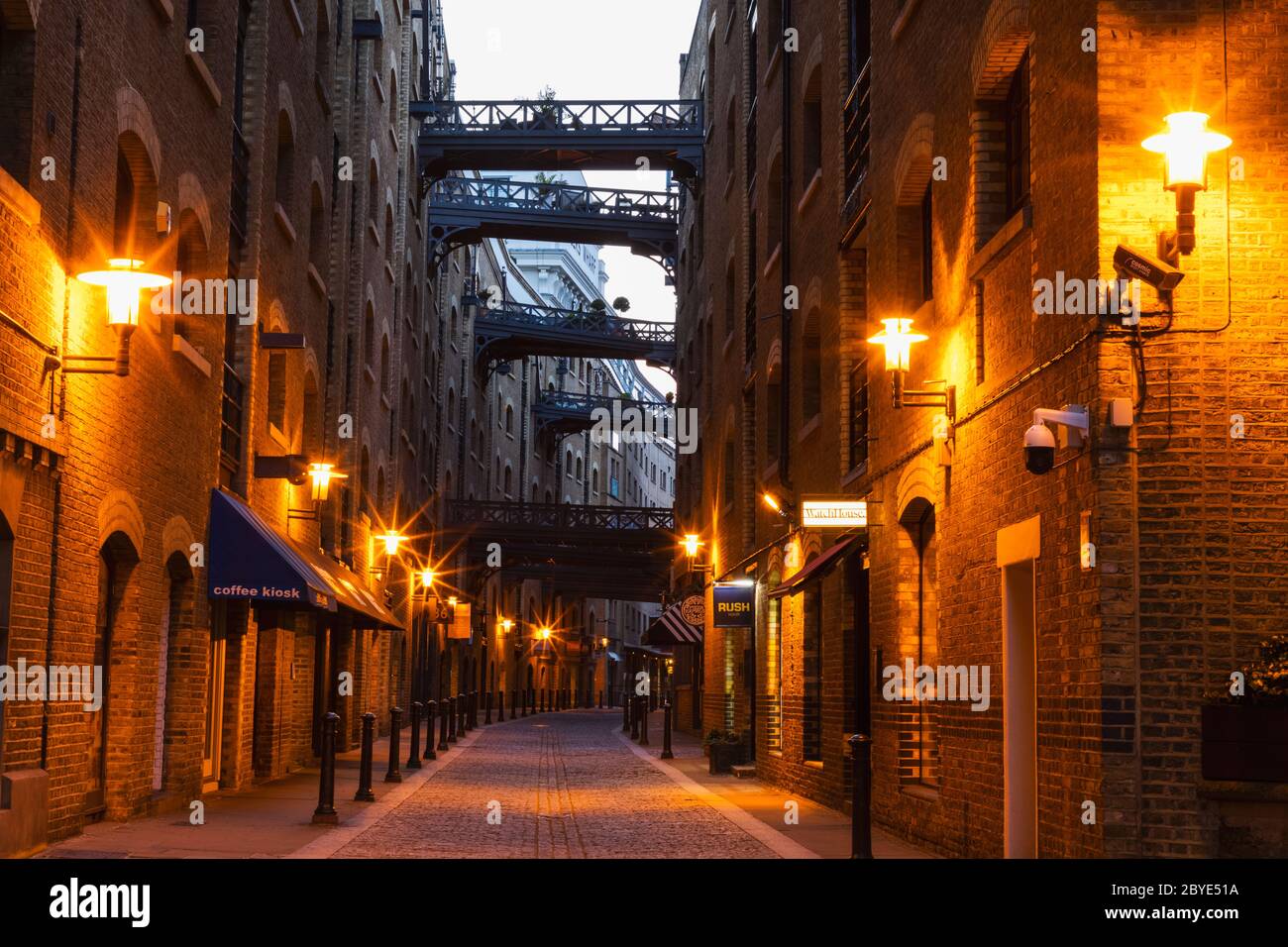 Inghilterra, Londra, Southwark, Butlers Wharf, Shad Thames di notte Foto Stock