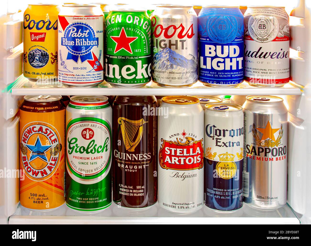 Calgary, Alberta, Canada. 9 giu 2020. Un frigorifero con birra di fama mondiale su un mini frigo. Foto Stock