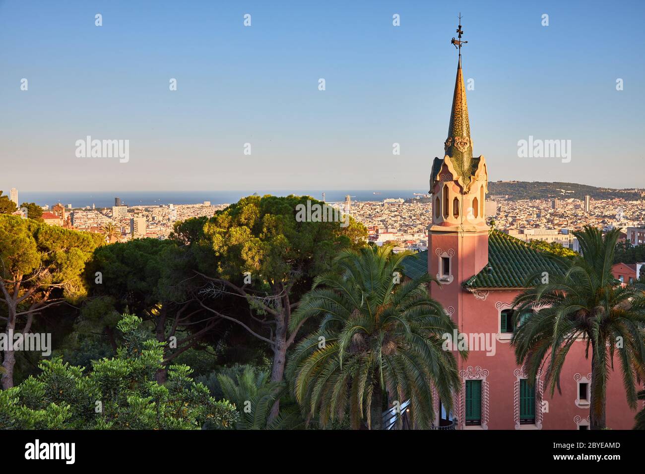 Museo della Casa di Gaudi nel Parco Antoni Gaudi Güell, con vista su Barcellona, nel tardo pomeriggio Foto Stock