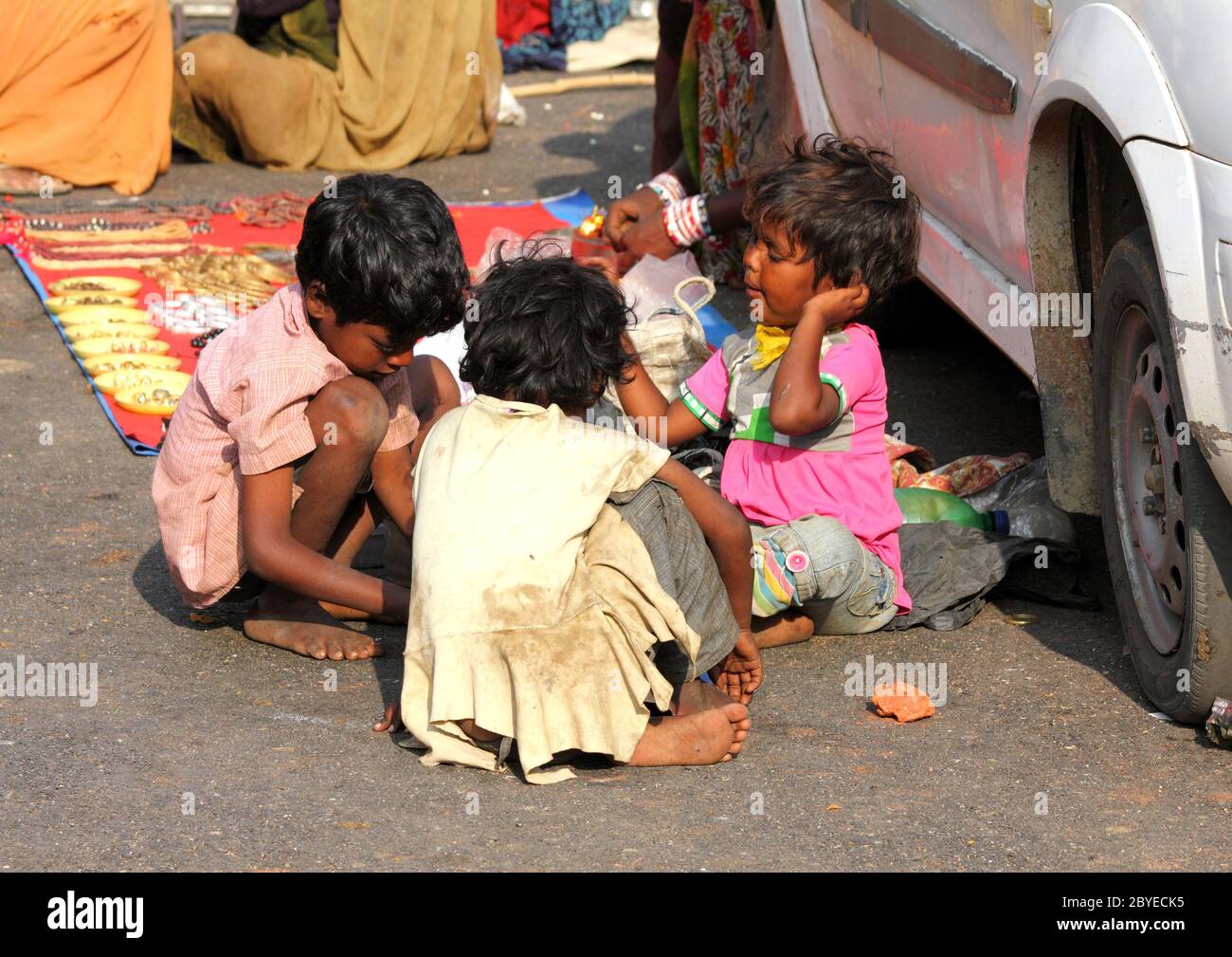 Povero indiano chidren sulla strada della città Foto Stock