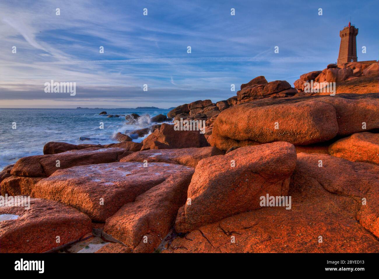 Faro Men Ruz, Côte de Granit Rose, Bretagna Foto Stock