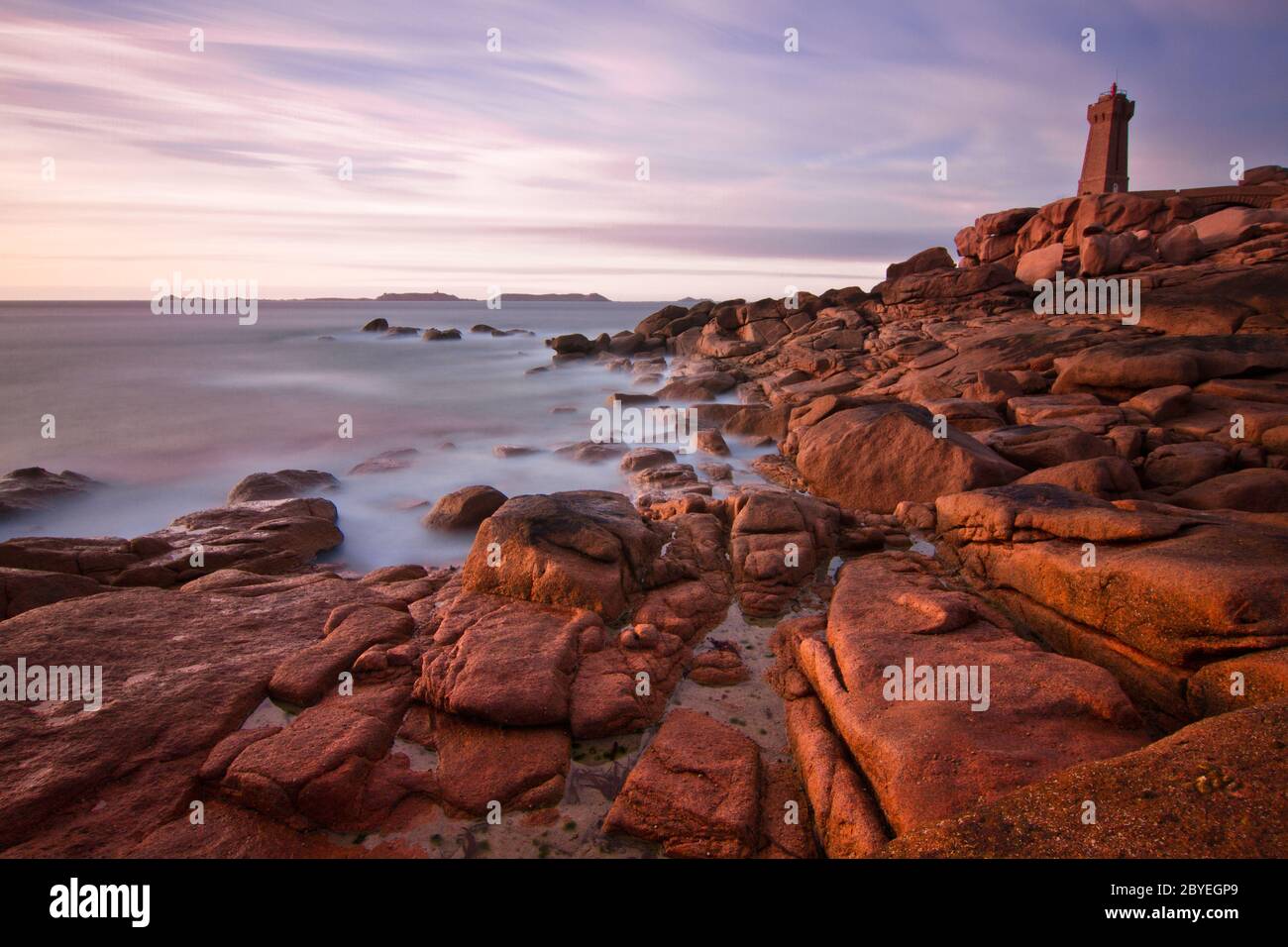 Faro Men Ruz, Côte de Granit Rose, Bretagna Foto Stock