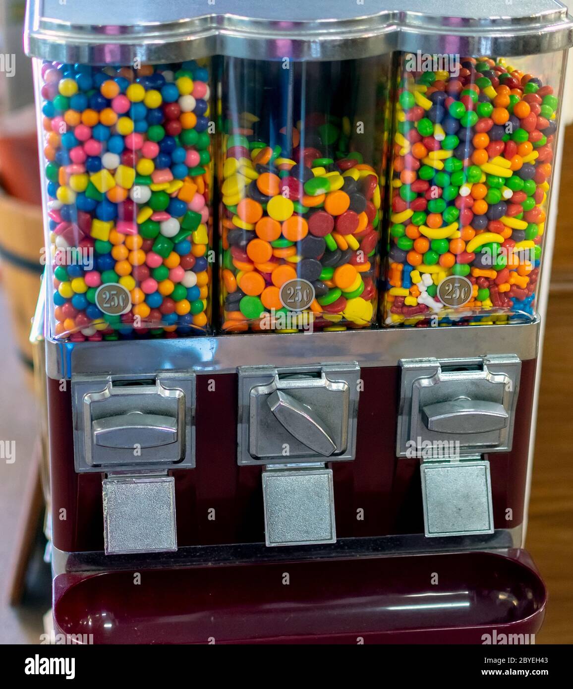 Distributori automatici di caramelle e gomme in vecchio stile con