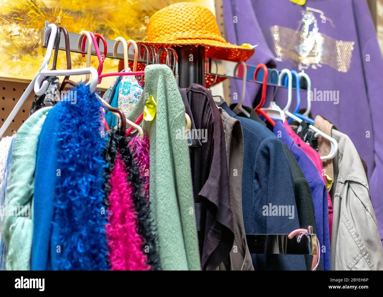 Rack di antichi abiti vintage è in mostra e in vendita in un negozio di antiquariato Foto Stock