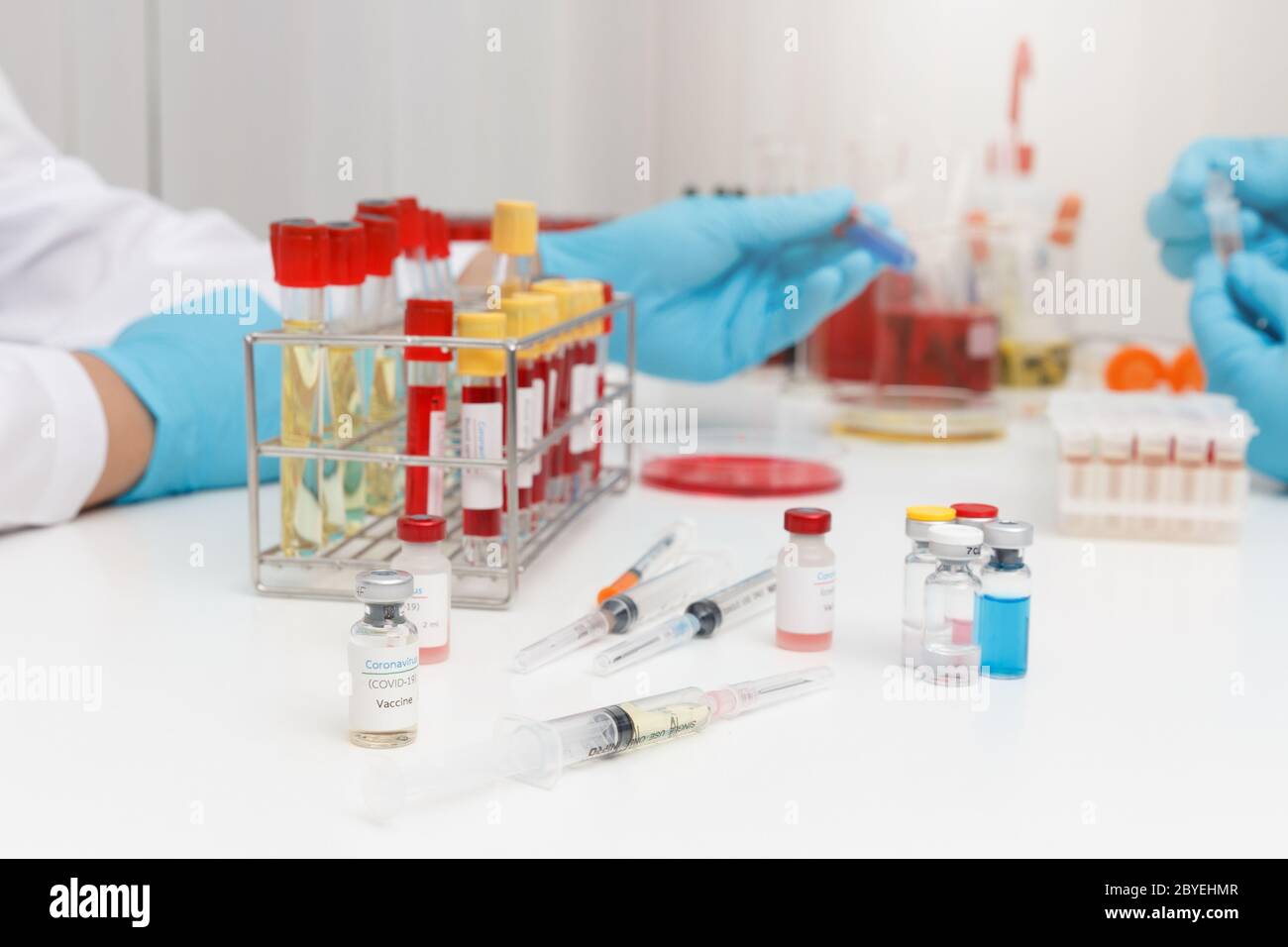 Concetto di ricerca e sviluppo, scienziato di laboratorio che ricerca il vaccino covid-19 (corona virus) in laboratorio. Foto Stock