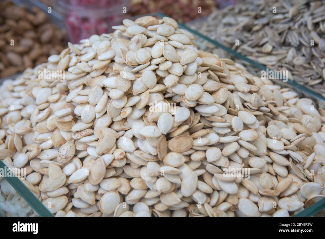 Un mucchio di semi di zucca tostati, presentati per la vendita al mercato  Mahane Yehuda, Gerusalemme, Israele Foto stock - Alamy