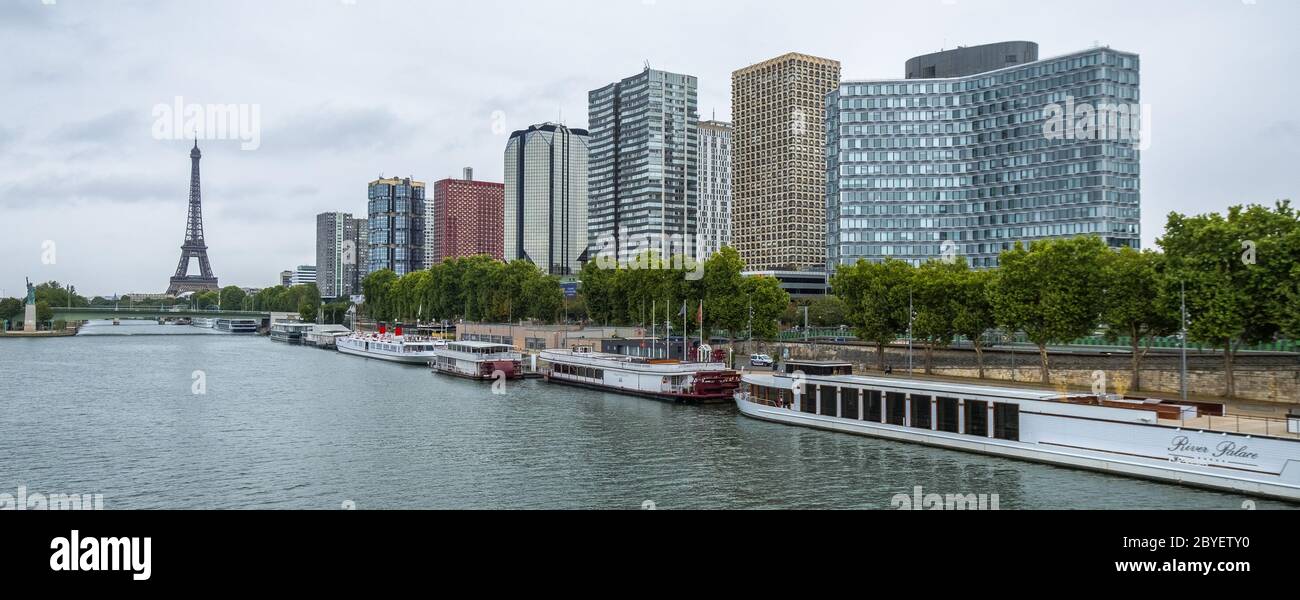 Skyline di Parigi sul fiume Senna. Parigi vecchia e nuova. Torre Eiffel. Foto Stock