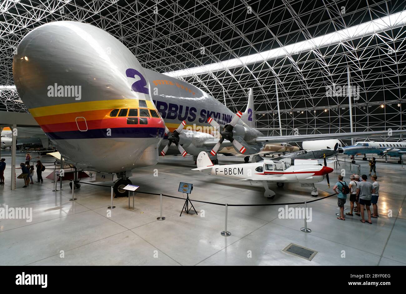 Un Aero Spacelines Super Guppy con altri aeromobili mostra in Musee Aeroscopia Museum.Blagnac.Toulouse.Haute-Garonne.Occitanie.France Foto Stock