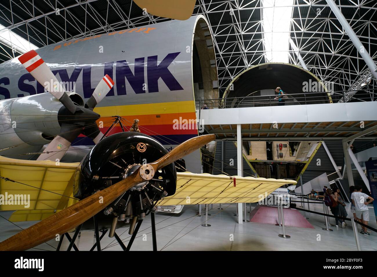 Un Aero Spacelines Super Guppy con altri aeromobili mostra in Musee Aeroscopia Museum.Blagnac.Toulouse.Haute-Garonne.Occitanie.France Foto Stock