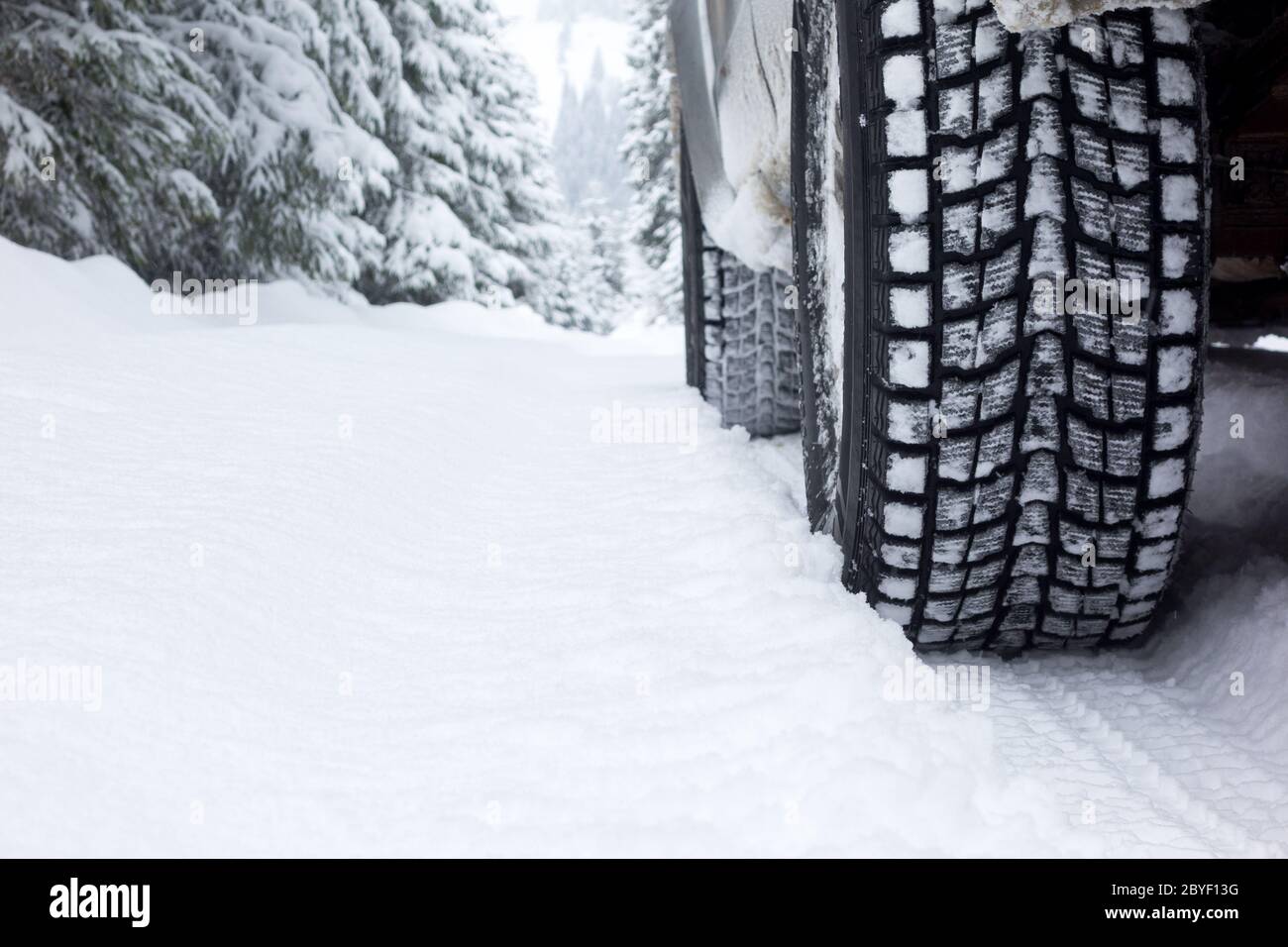 Pneumatico invernale sulla neve di strada coperta Foto Stock