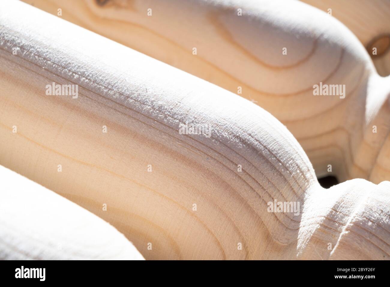 Legno. Elemento di una scala interna in legno. Balaustra in legno vista ravvicinata. Balaustra fatta a mano per le scale. Legno di lavoro sfondo. Inter. Casa Foto Stock