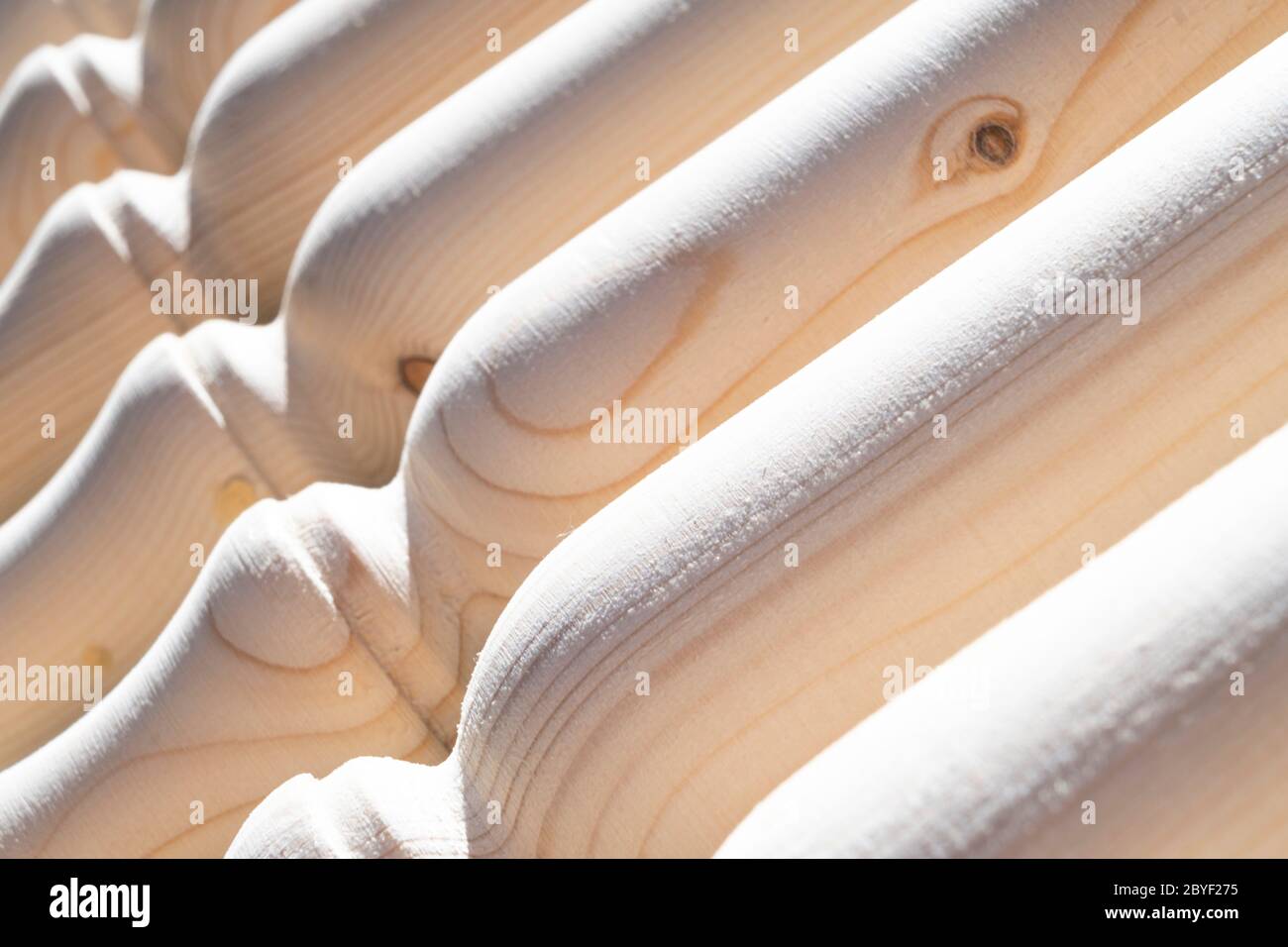 Legno. Elemento di una scala interna in legno. Balaustra in legno vista ravvicinata. Balaustra fatta a mano per le scale. Legno di lavoro sfondo. Inter. Casa Foto Stock