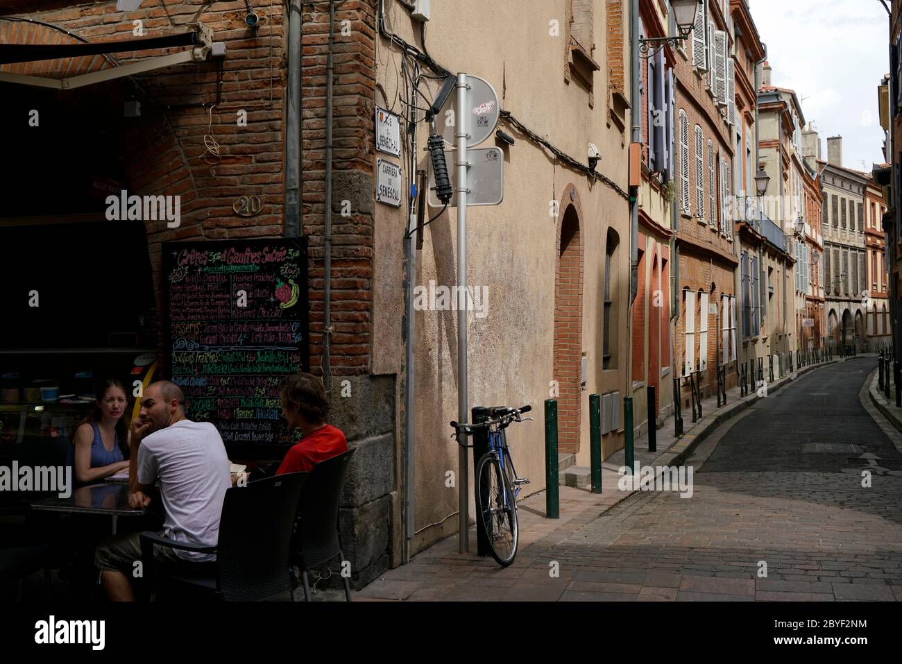 Clienti in un caffè sulla strada del centro storico di Toulouse.Haute-Garonne.Occitanie.France Foto Stock
