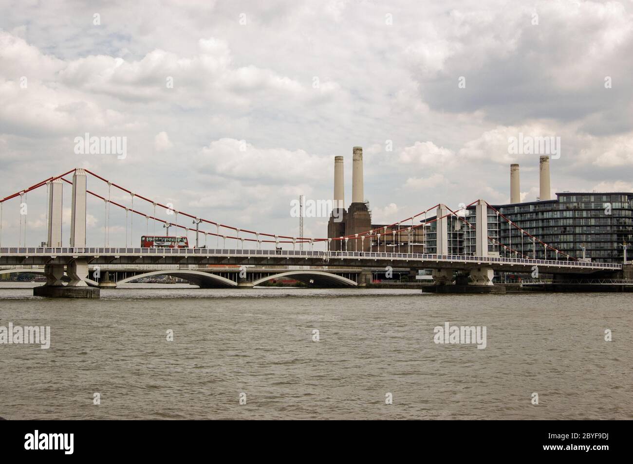 Ponte di Chelsea che attraversa il Tamigi tra Chelsea e Battersea. La centrale elettrica Battersea è verso la parte posteriore. Foto Stock