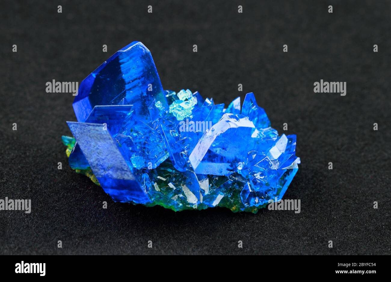 Cristalli di vetriolo blu - solfato di rame Foto Stock