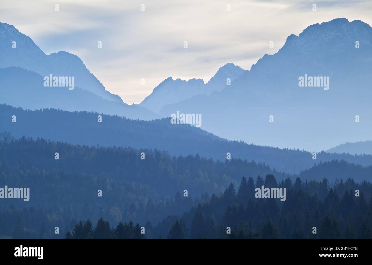 Alti strati di Alpi nel crepuscolo Foto Stock Alti strati di Alpi nel crepuscolo Foto Stock