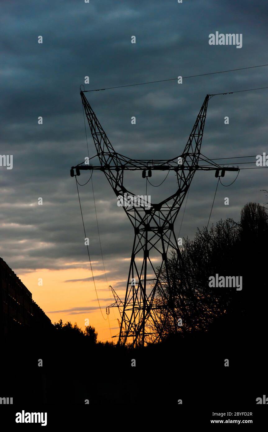 Silhouette di cavi di alimentazione contro il tramonto Foto Stock