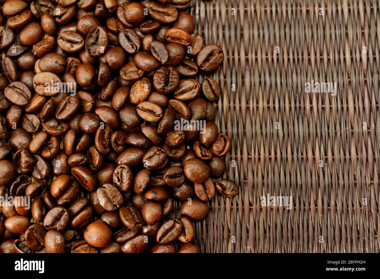 I chicchi di caffè su uno sfondo di legno Foto Stock