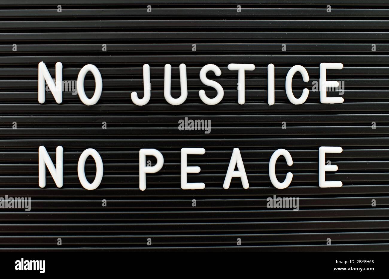 Nessuna giustizia nessuna pace scritta sulla lettera. Concetto di brutalità della polizia. Foto Stock