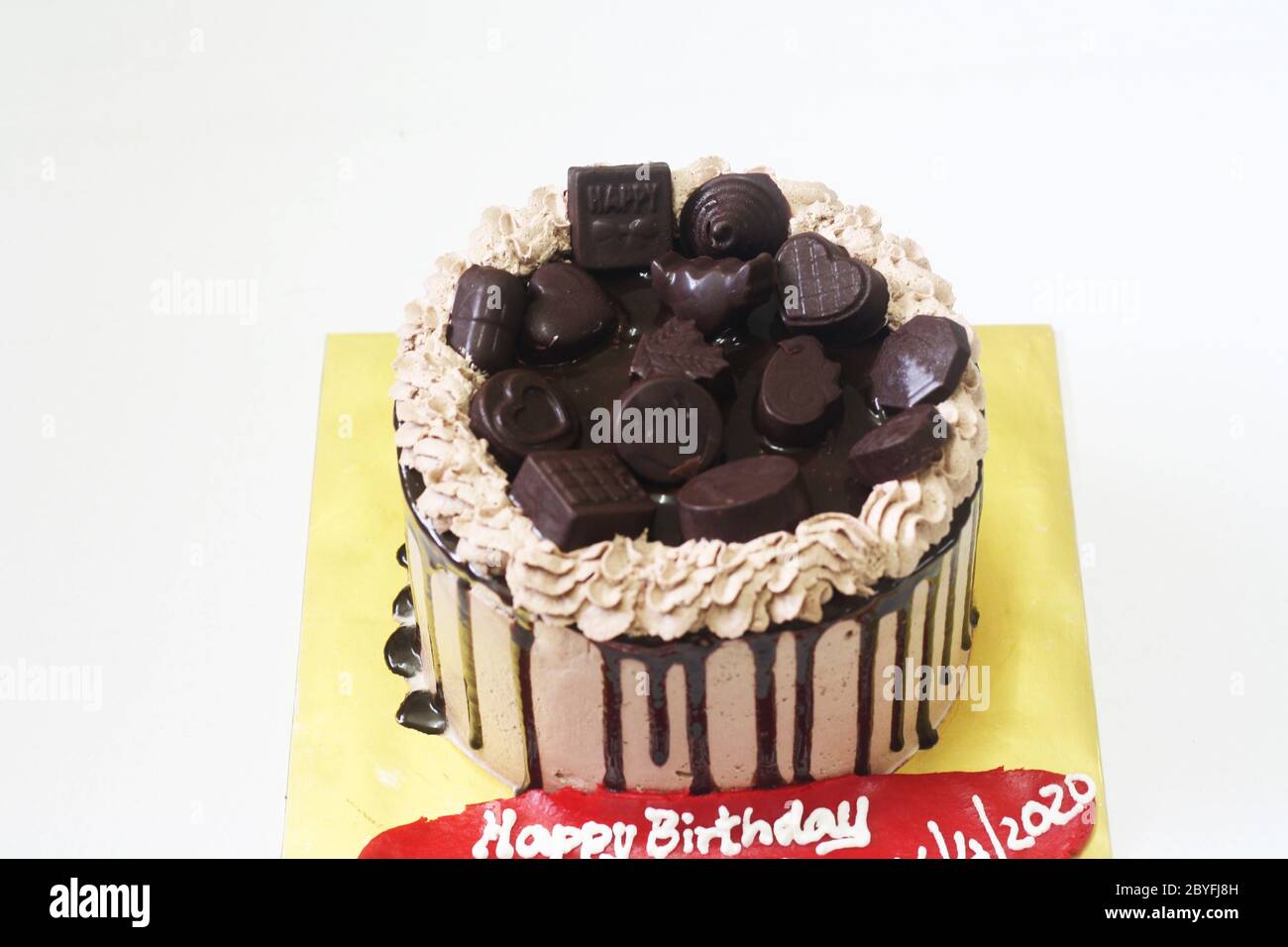 Torta umida al cioccolato con decorazione al cioccolato sulla parte superiore Foto Stock