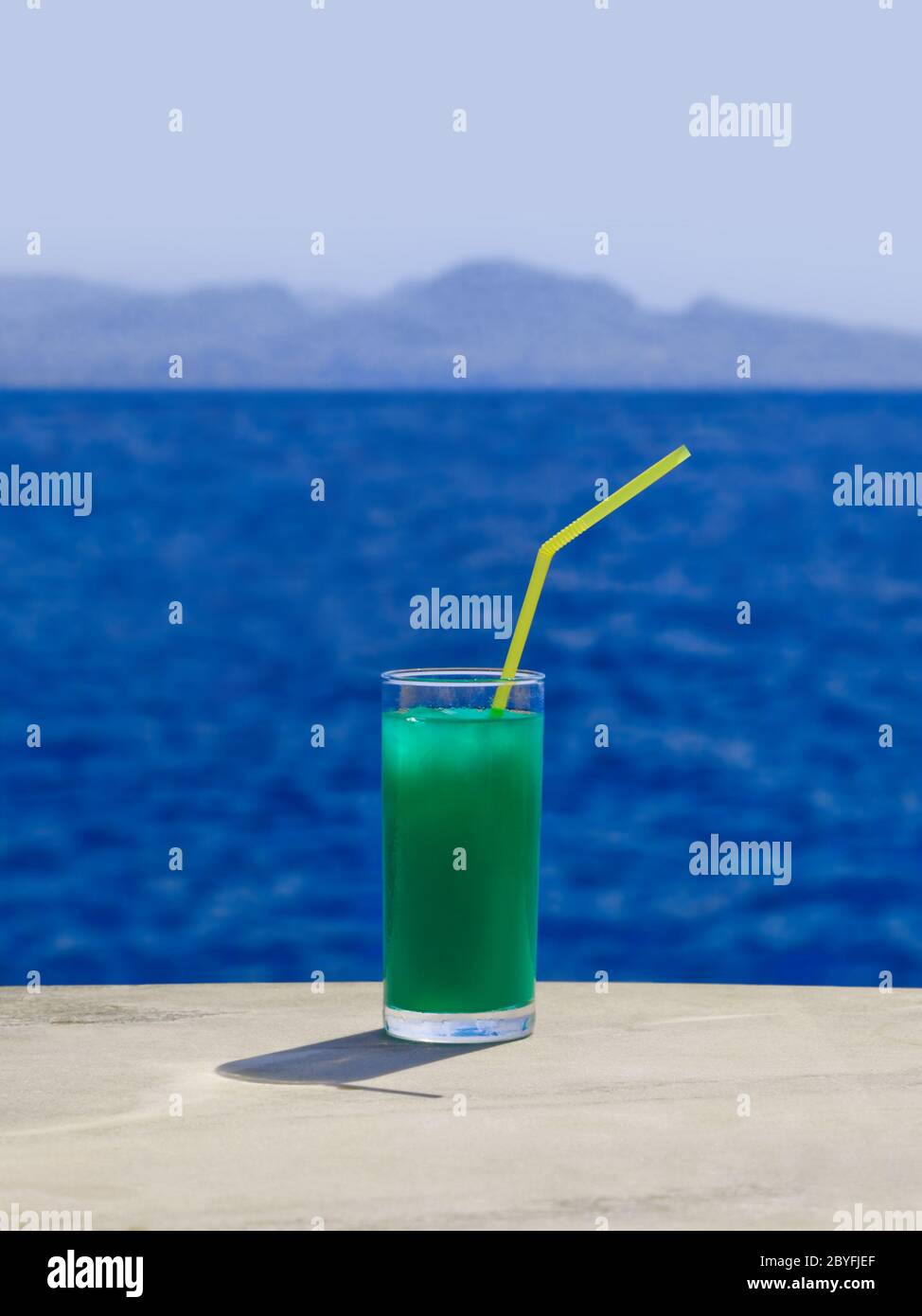 Cocktail sulla tavola di marmo presso la spiaggia Foto Stock