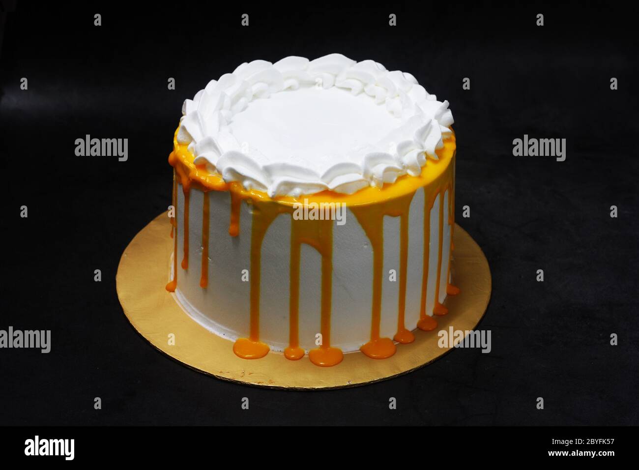 Torta bianca con gocce di cioccolato giallo Foto Stock