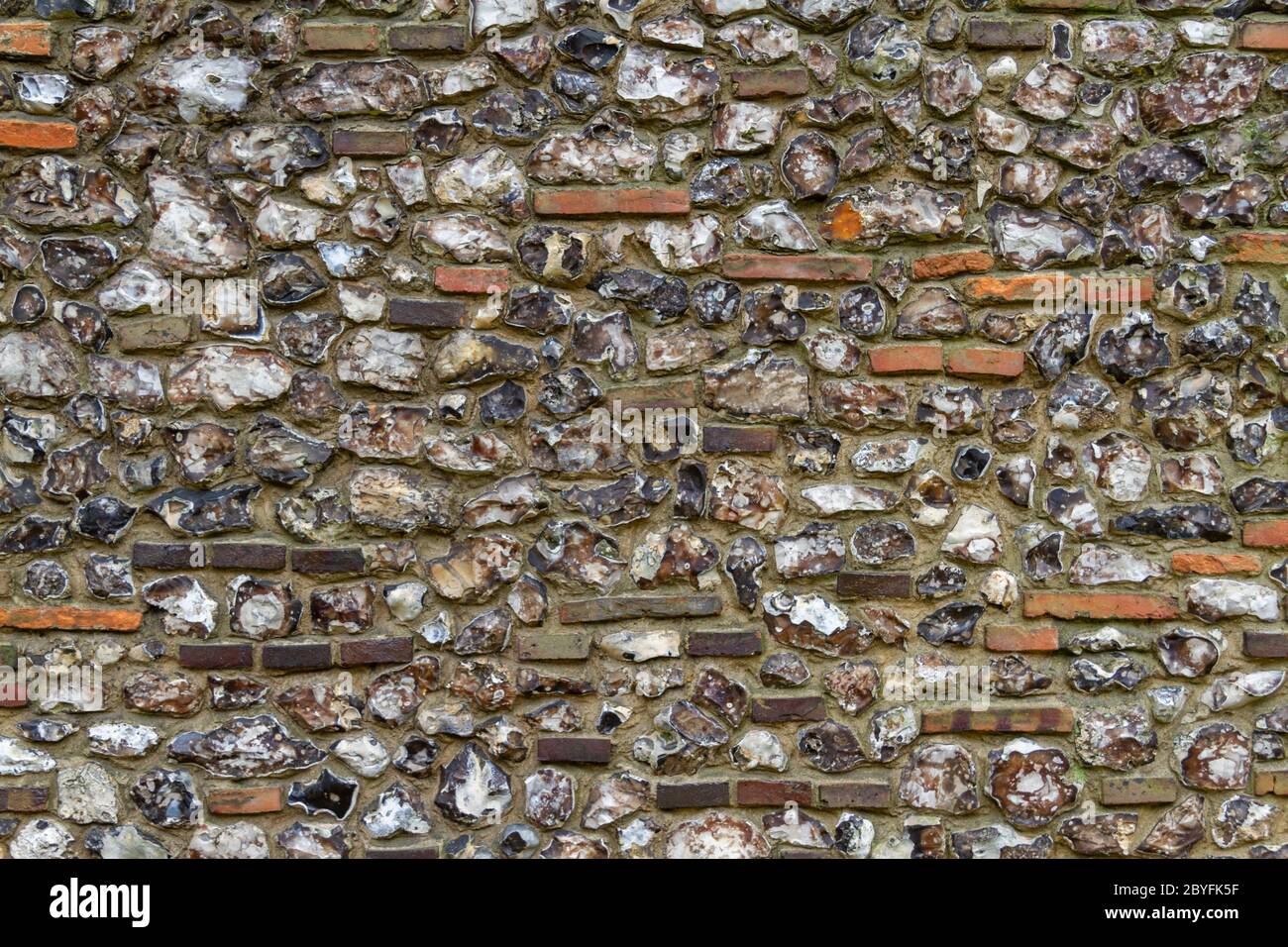 Dettaglio che mostra la pietra su parte delle pareti esterne della Cattedrale di St Albans, St. Albans, Herts, UK. Foto Stock