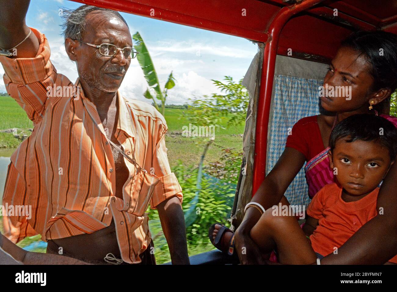 La gente remota del villaggio è usata questo tipo di trasporto locale nella zona rurale del Bengala occidentale in India. Foto Stock