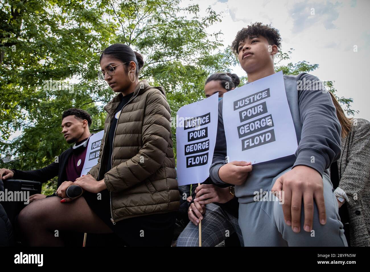 Parigi, Francia. 9 Giugno 2020. I manifestanti partecipano a una manifestazione contro il razzismo su Place de la Republique a Parigi, in Francia, il 9 giugno 2020. Credit: Aurelien Morissard/Xinhua/Alamy Live News Foto Stock