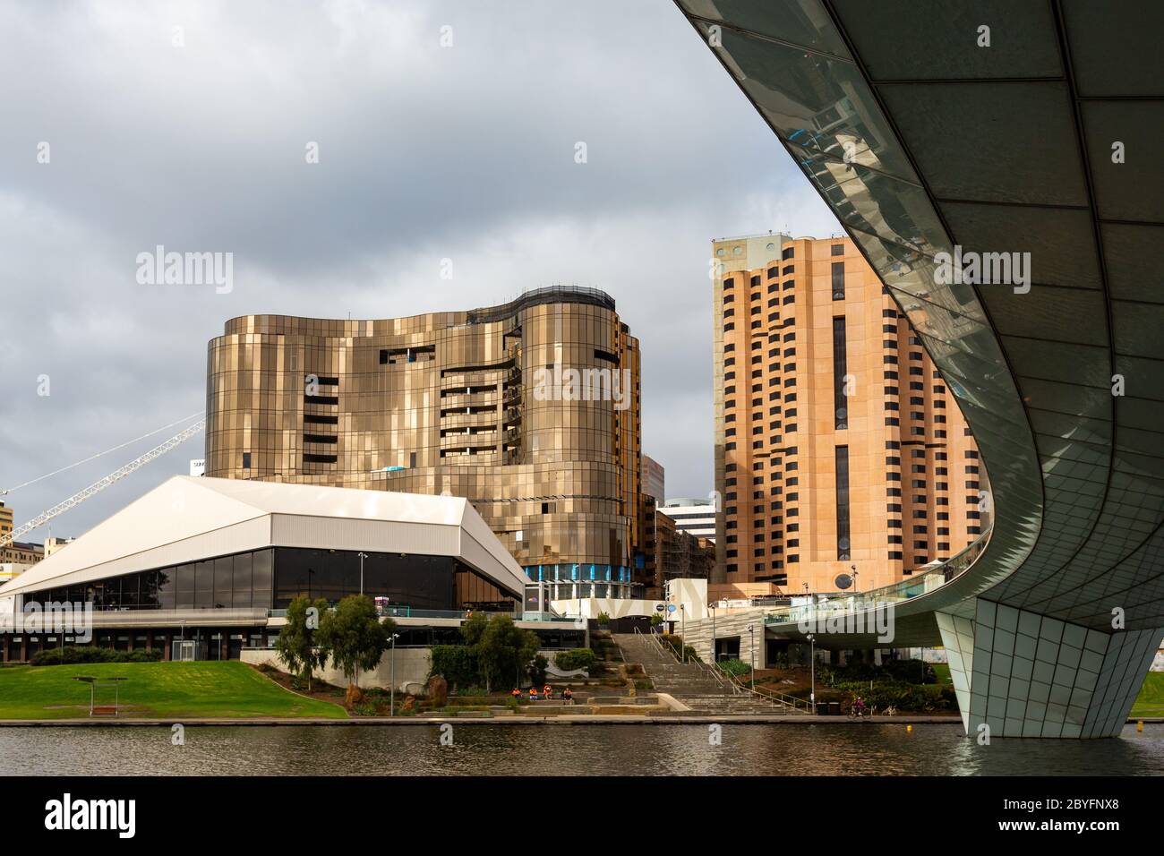 L'iconico ponte pedonale sul fiume torrens e il nuovo hotel casinò di adelaide nell'australia meridionale il 3 giugno 2020 Foto Stock