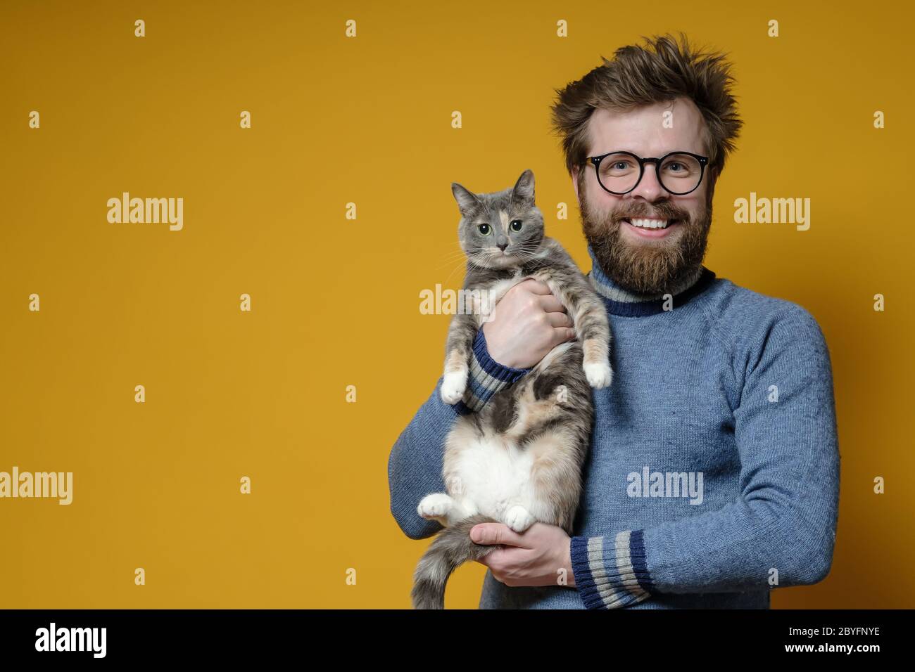Shaggy, uomo felice con gli occhiali abbraccia il suo adorabile gatto.  Spazio di copia. Concetto di amore per animali domestici Foto stock - Alamy
