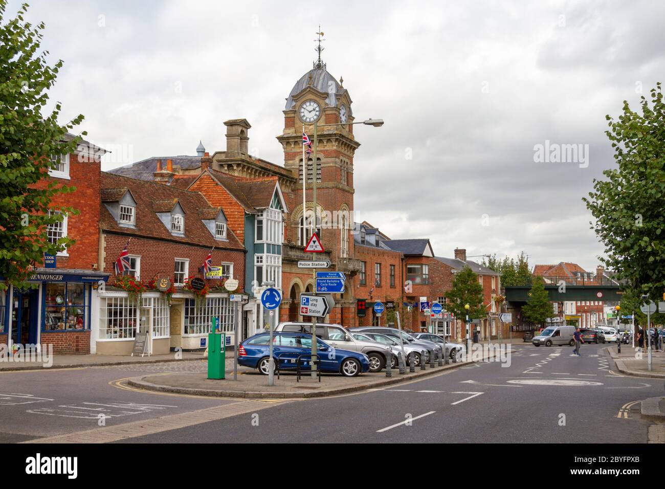 Vista generale lungo la High Street verso il Municipio di Hungerford, Hungerford, Berkshire, Inghilterra, Regno Unito. Foto Stock