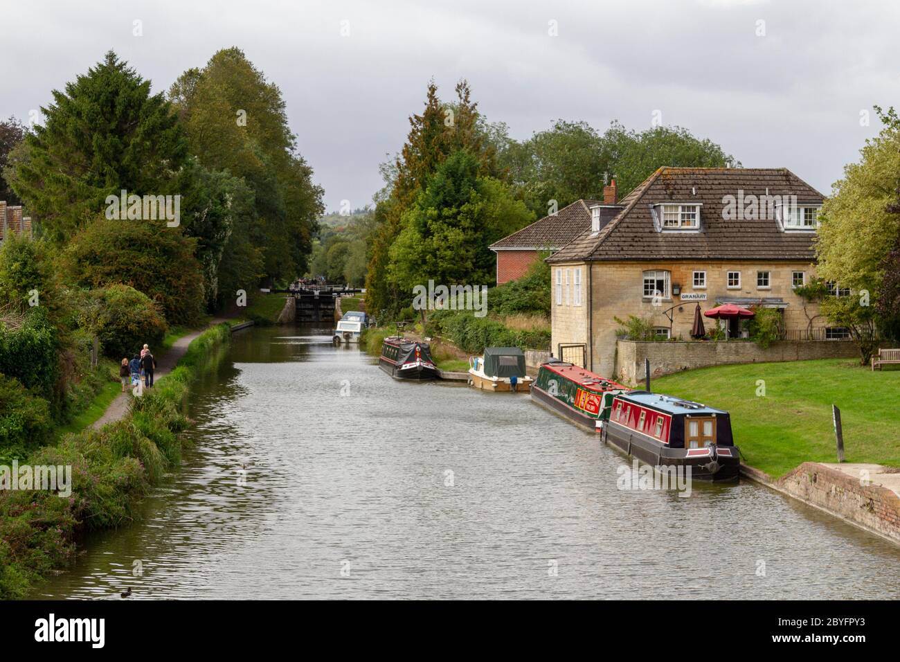 Canal boats sul canale Kennett & Avon a Hungerford, Berkshire, Inghilterra, Regno Unito. Foto Stock