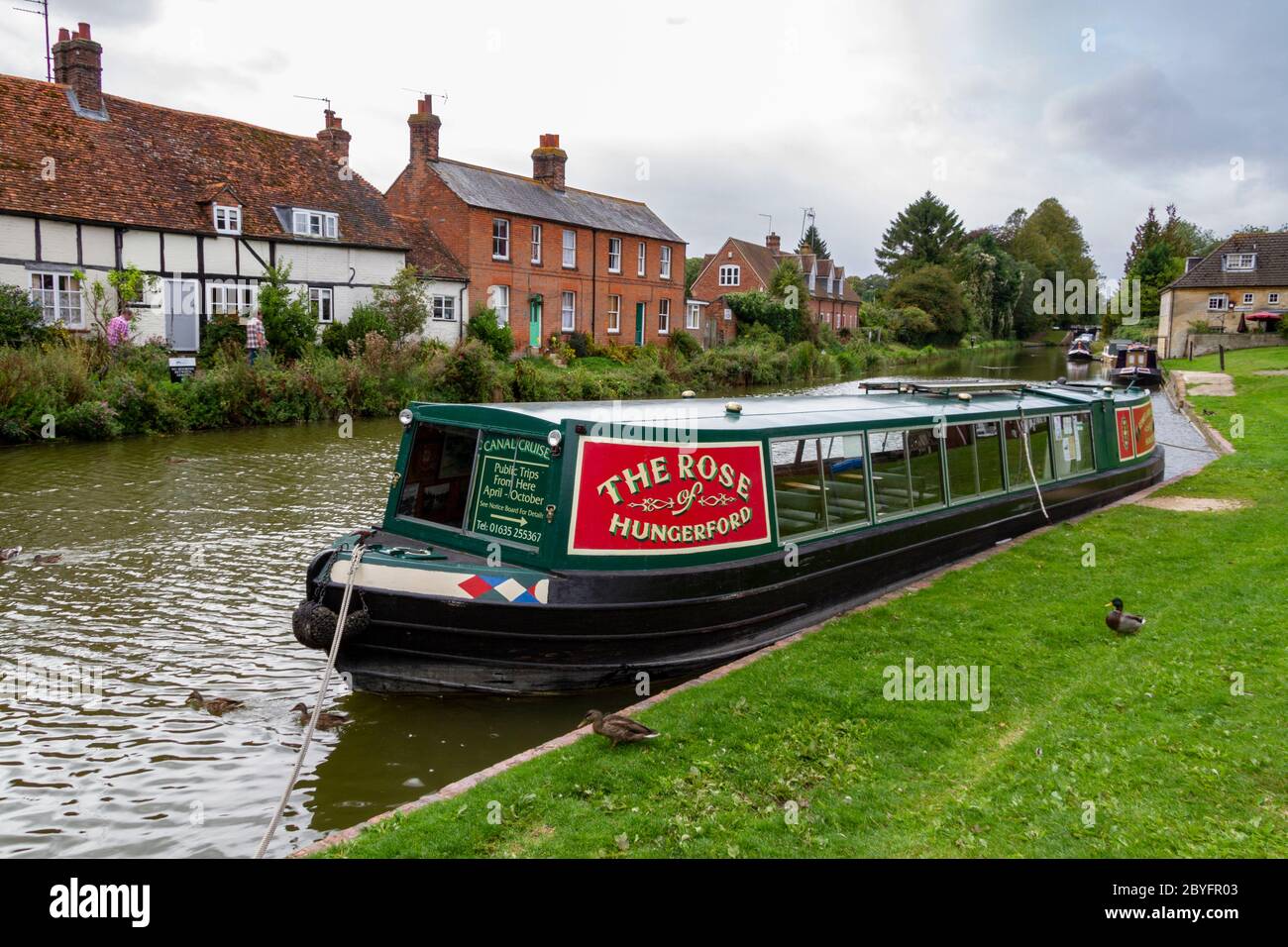 La barca Rose Canal ormeggiata sul canale Kennett & Avon a Hungerford, Berkshire, Inghilterra, Regno Unito. Foto Stock