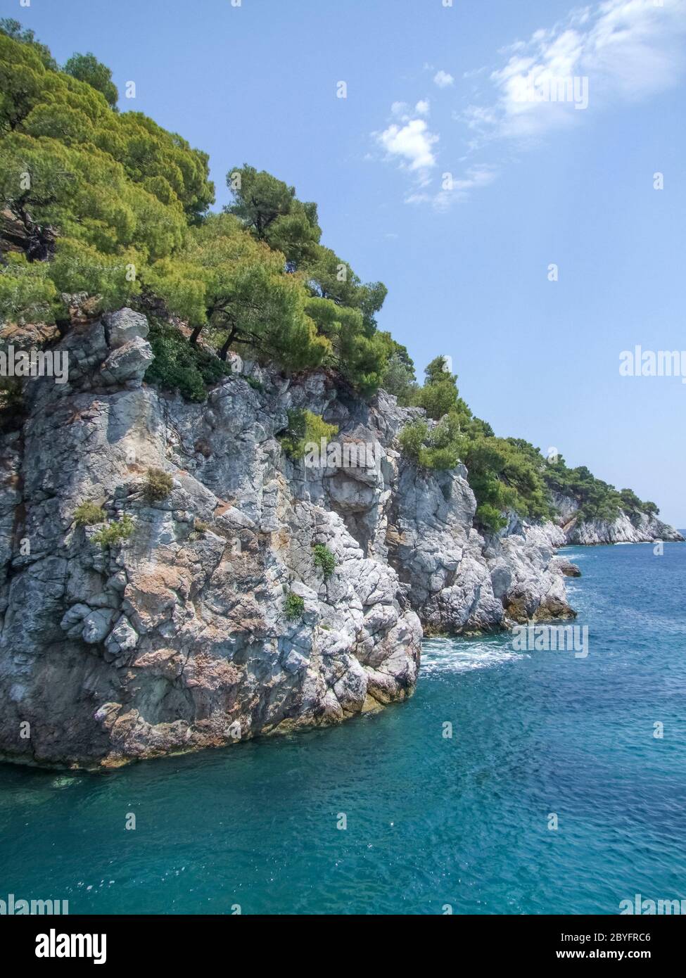 Amarantos rocce a Skopelos isola alle Sporadi in Grecia Foto Stock