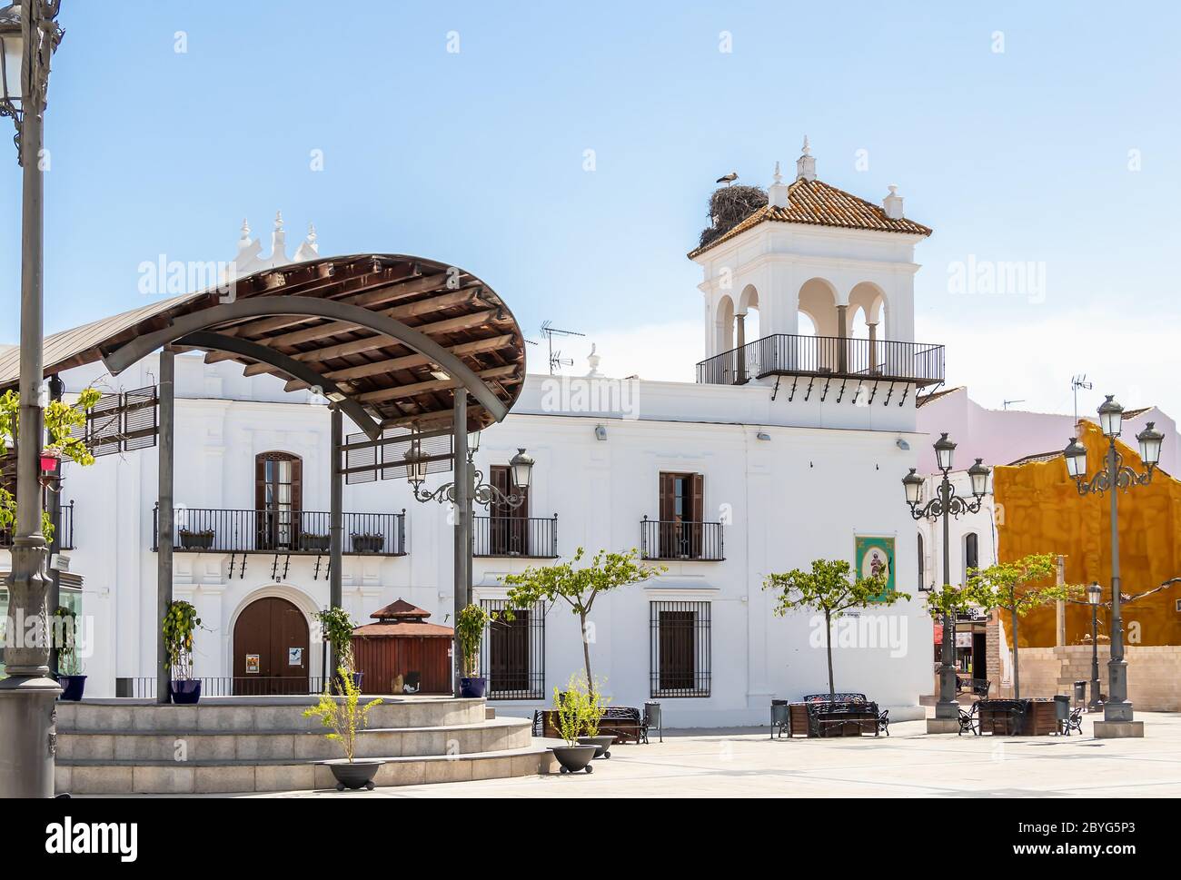 Piazza rotonda 'Plaza Redonda' nel villaggio di Cartaya, Huelva. Bianchi villaggi di Spagna. Foto Stock