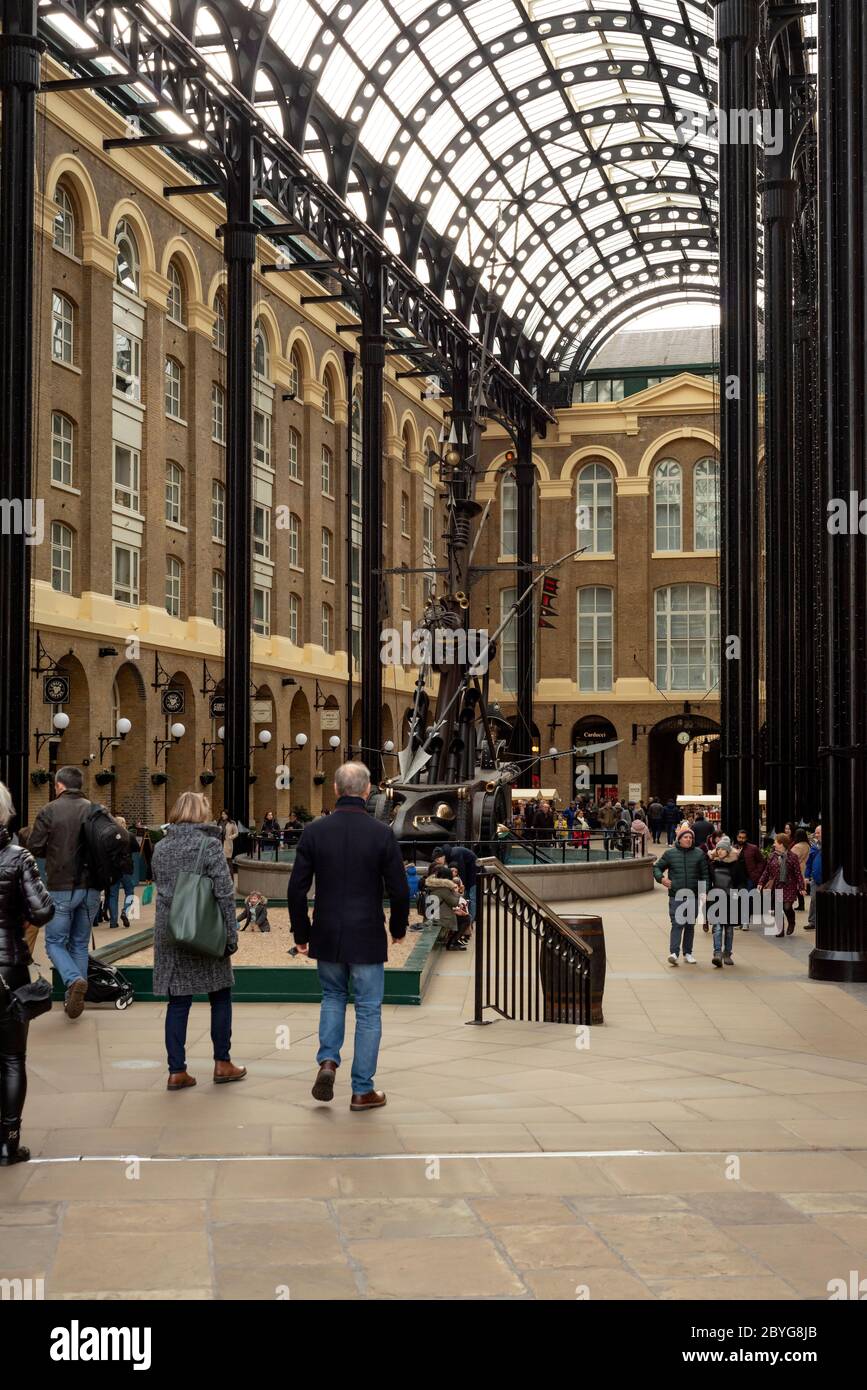 Turisti e visitatori che fanno shopping alla Galleria dell'Hay sulla South Bank London Regno Unito Foto Stock