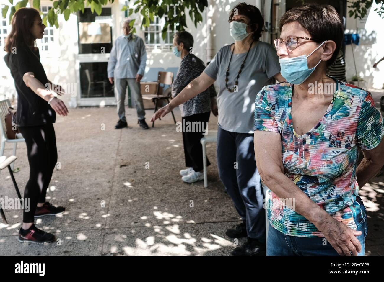 Gerusalemme, Israele. 10 Giugno 2020. I professionisti del Qigong tengono una sessione all'aperto per gli anziani che fuggono dalla solitudine a casa sotto le restrizioni del Coronavirus e contribuiscono alla loro salute fisica e mentale. Credit: NIR Alon/Alamy Live News Foto Stock