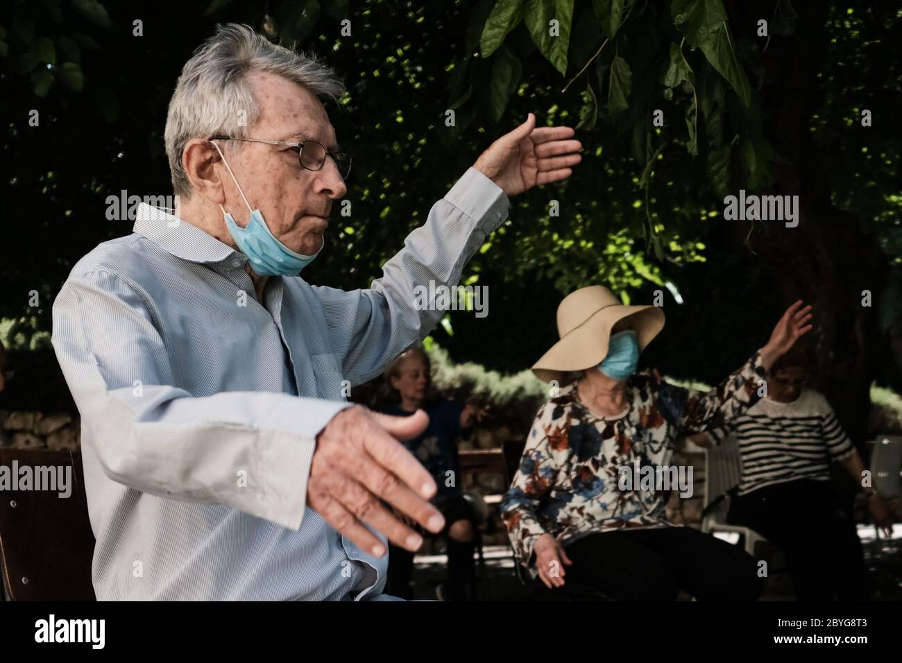 Gerusalemme, Israele. 10 Giugno 2020. I professionisti del Qigong tengono una sessione all'aperto per gli anziani che fuggono dalla solitudine a casa sotto le restrizioni del Coronavirus e contribuiscono alla loro salute fisica e mentale. Credit: NIR Alon/Alamy Live News Foto Stock