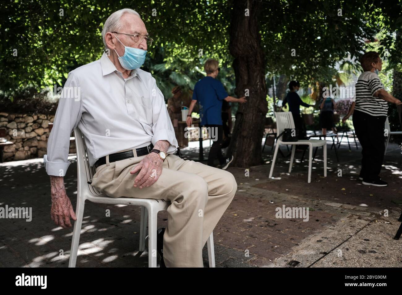 Gerusalemme, Israele. 10 Giugno 2020. I professionisti del Qigong tengono una sessione all'aperto per gli anziani che fuggono dalla solitudine a casa sotto le restrizioni del Coronavirus e contribuiscono alla loro salute fisica e mentale. Credit: NIR Alon/Alamy Live News Foto Stock