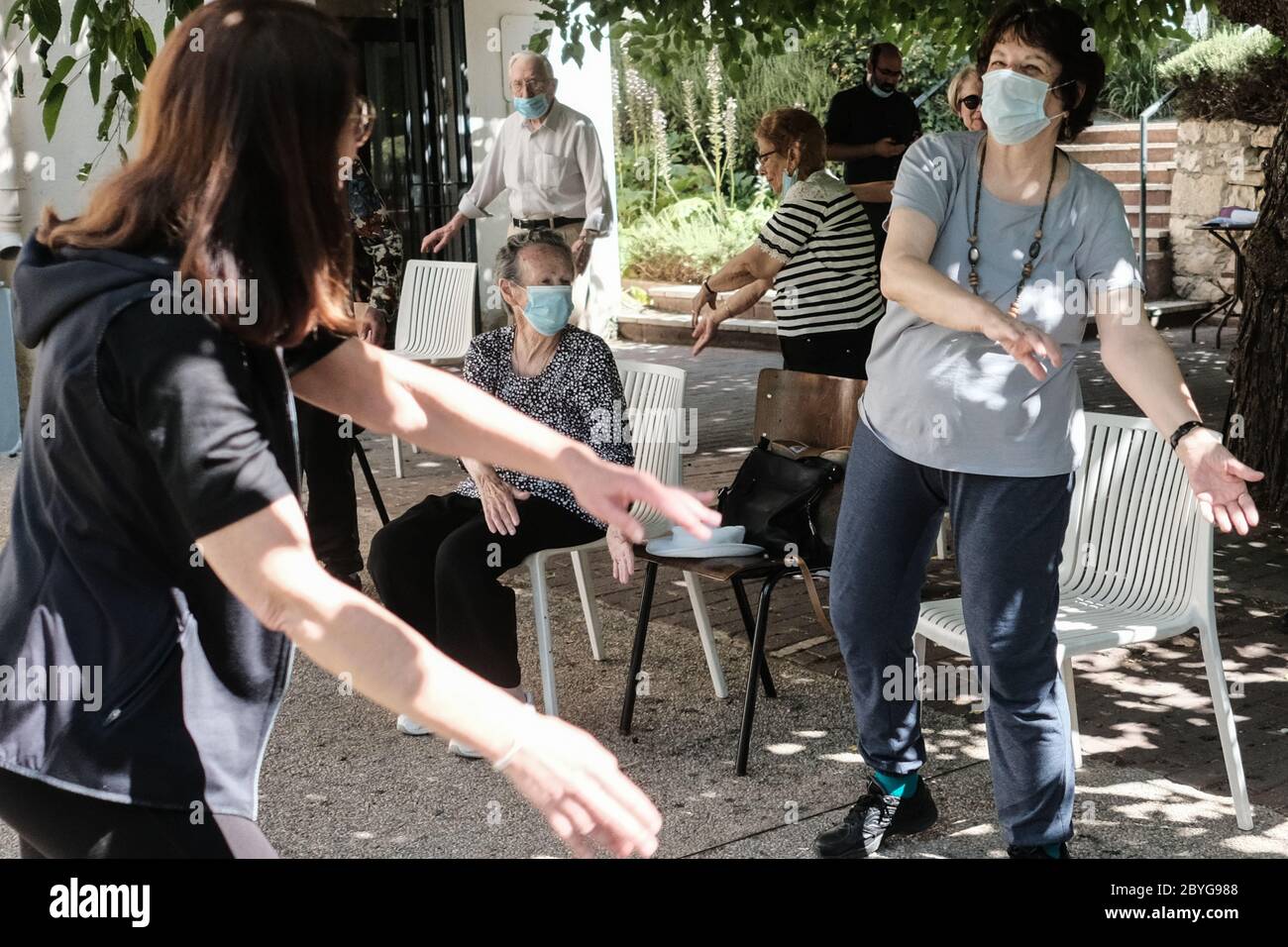 Gerusalemme, Israele. 10 Giugno 2020. I professionisti del Qigong tengono una sessione all'aperto per gli anziani che fuggono dalla solitudine a casa sotto le restrizioni del Coronavirus e contribuiscono alla loro salute fisica e mentale. Credit: NIR Alon/Alamy Live News Foto Stock