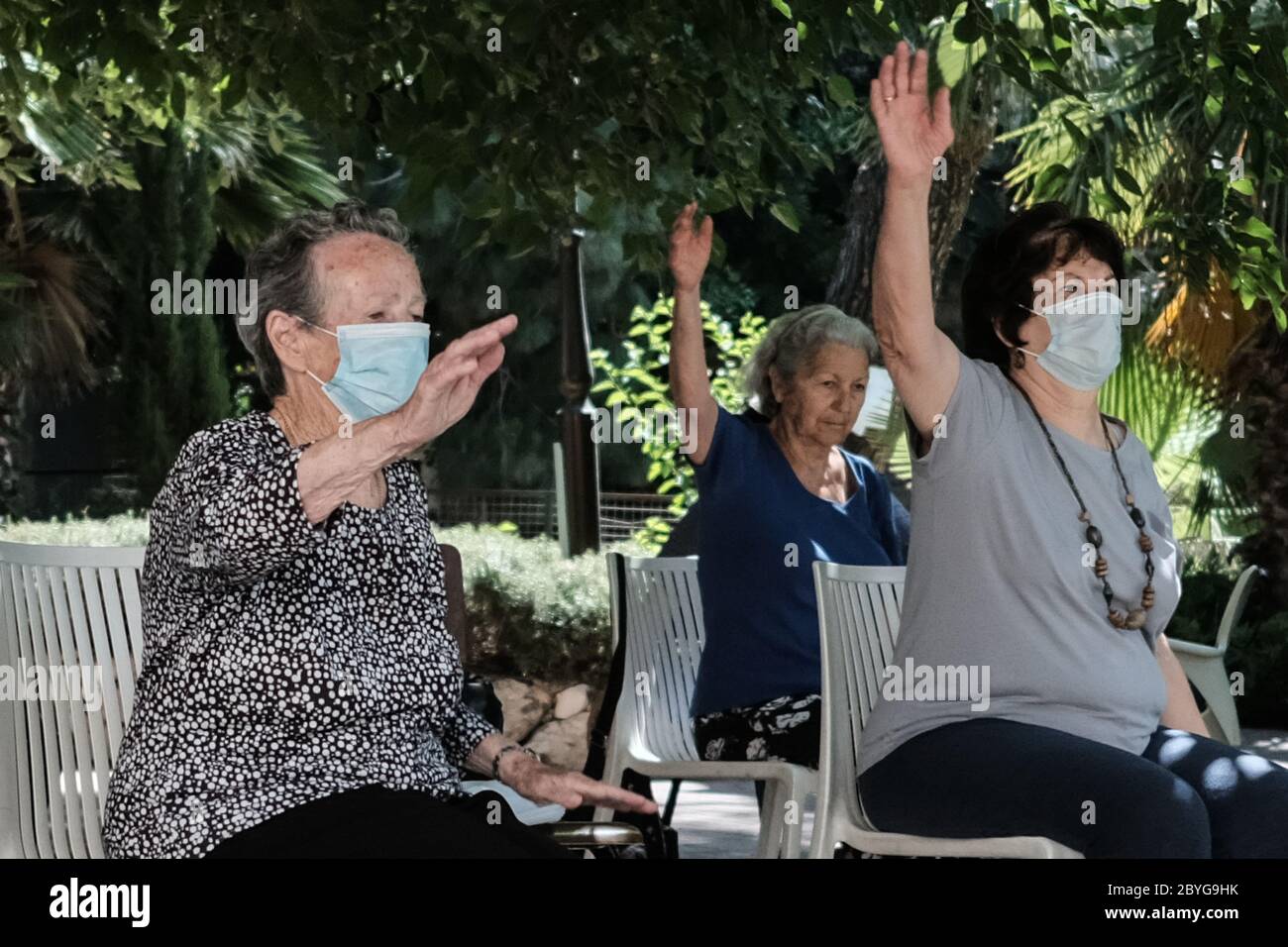 Gerusalemme, Israele. 10 Giugno 2020. I professionisti del Qigong tengono una sessione all'aperto per gli anziani che fuggono dalla solitudine a casa sotto le restrizioni del Coronavirus e contribuiscono alla loro salute fisica e mentale. Credit: NIR Alon/Alamy Live News Foto Stock