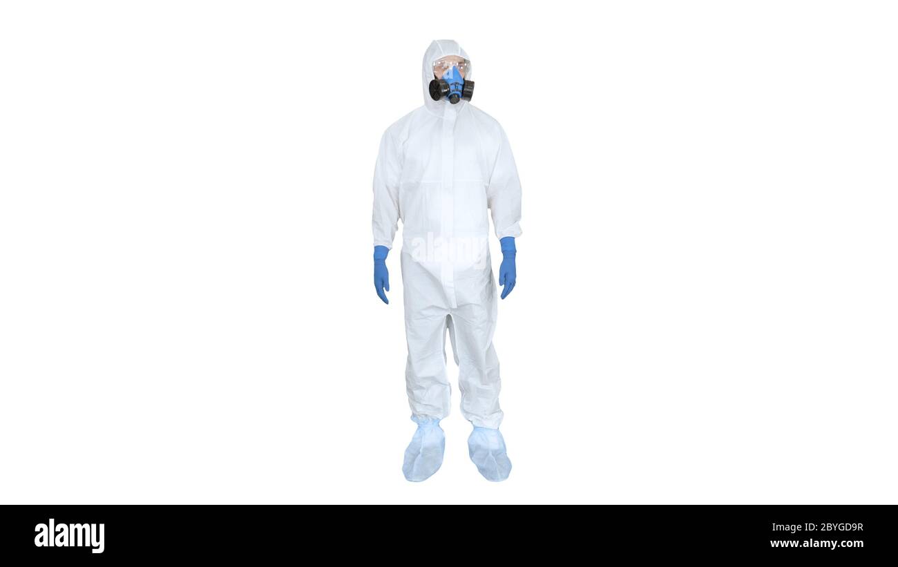 Virologo uomo in costume protettivo che controlla la situazione su sfondo bianco. Foto Stock