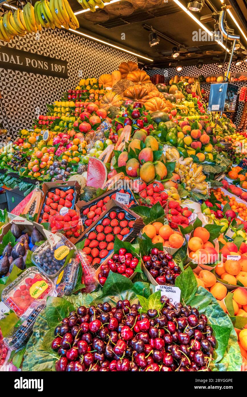 Frutta multicolore in esposizione in una bancarella di frutta, Boqueria mercato alimentare, Barcellona, Catalogna, Spagna Foto Stock
