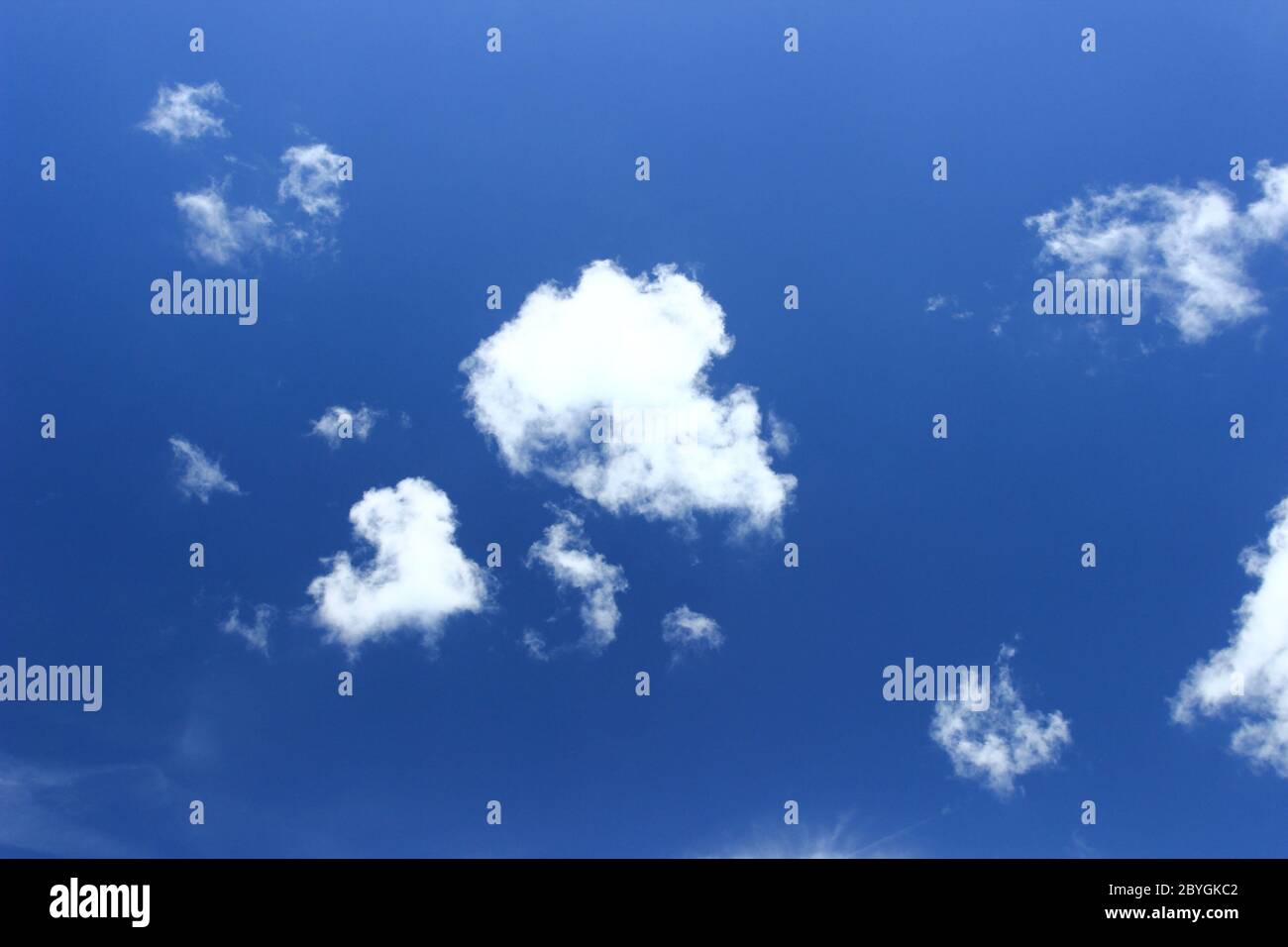 Nuvole bianche su cielo blu, bel tempo Foto Stock