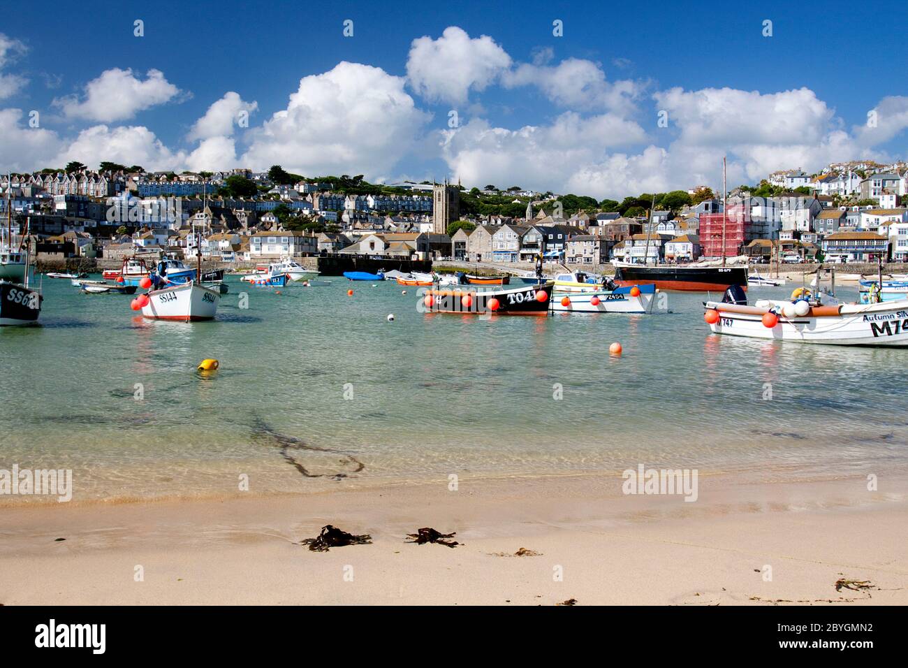 Barche da pesca ormeggiate nel pittoresco villaggio cornico di St Ives, Regno Unito Foto Stock