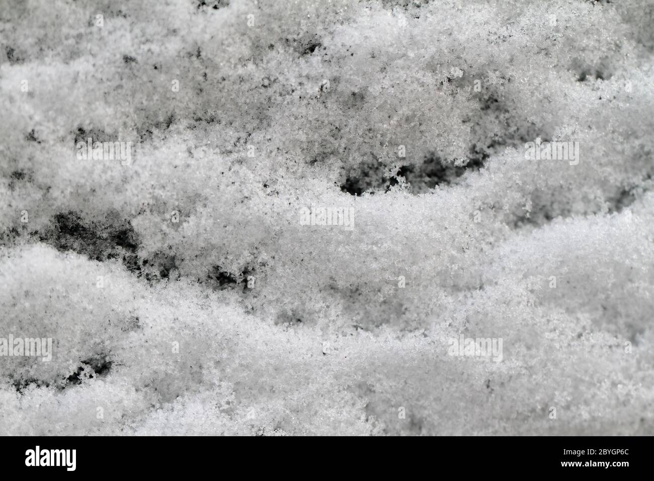 La superficie della neve sotto il sole Foto Stock